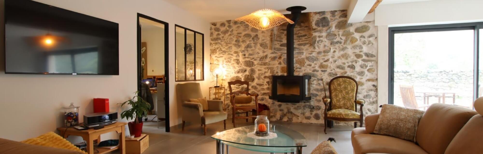 Maison d'hôtes L'Air d'Aspe - séjour chaleureux avec mur en pierres